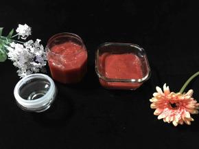 山楂泥冷却后装入保鲜盒，入冰箱冷藏一晚后切块。