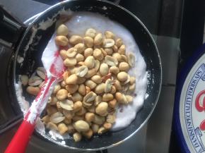 放入棉花糖搅拌，棉花糖很快变软，发现直接在火上容易焦，来不及拍照，看到有的是隔水融化搅拌，下次试试，放入花生搅拌均匀，先放了110克棉花糖，发现太少，又临时加了点