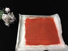 果丹皮做法：将炒好的山楂泥倒入铺了油纸的烤盘内，用刮刀抹平表面。放入烤箱，150度45分钟左右，烤至表面干爽，揭开后不粘油纸即可。（时间和山楂泥厚度有关，厚的话就需要的时间长一些）。