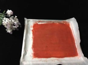 果丹皮做法：将炒好的山楂泥倒入铺了油纸的烤盘内，用刮刀抹平表面。放入烤箱，150度45分钟左右，烤至表面干爽，揭开后不粘油纸即可。（时间和山楂泥厚度有关，厚的话就需要的时间长一些）。