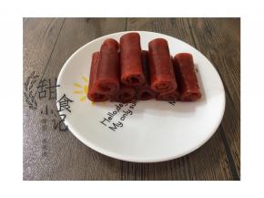 切成自己喜欢的长度卷起来装盘。山楂糕冷却后根据自己喜欢的大小切块就可以了。山楂糕冰箱冷藏切块后没来及拍照就被家人吃光了……