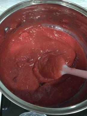 将山楂泥倒入锅中，加入剩余的冰糖和砂糖，中火不停的翻炒。这时可以盛一些做果酱。