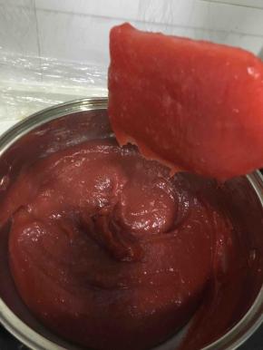 因含糖较大容易焦底，不停翻拌，直到山楂酱粘在铲子上甩不下来的程度就可以了。