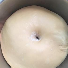 手指蘸粉戳入不回缩不塌陷就发酵好了