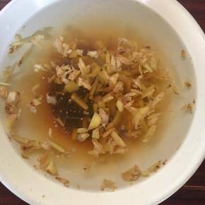 把姜糖水材料称好，倒入奶锅煮沸腾后转小火5分钟