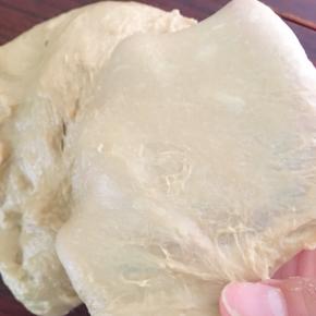 加入黄油后揉至面团拉起来的薄膜比较坚韧