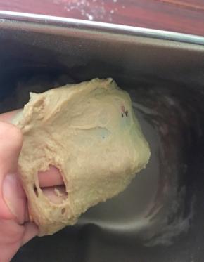揉至有筋度后放入黄油