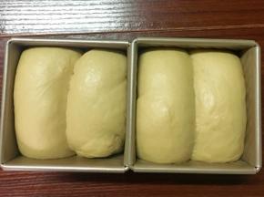 在温度大概37度，湿度75%的地方发酵至9分满，然后盖上盖子