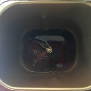 面团材料除黄油外依次放入面包机桶里