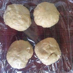 发酵好的面团排气，滚圆盖上保鲜膜松弛20分钟