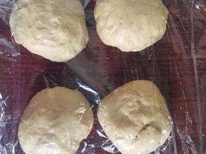 发酵好的面团排气，滚圆盖上保鲜膜松弛20分钟