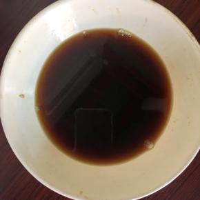 煮好的糖水过滤放凉备用