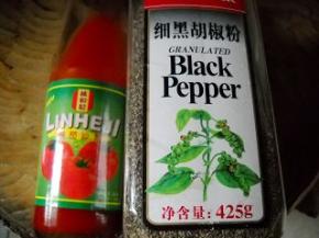 准备好番茄沙司和黑胡椒粉。