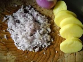 土豆、洋葱洗净切细粒；土豆入微波炉叮熟，压成泥状备用。