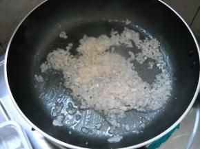 锅中油热，倒入洋葱煸炒出香味。