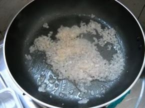 锅中油热，倒入洋葱煸炒出香味。