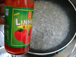 加入番茄沙司，炒匀。