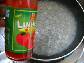 加入番茄沙司，炒匀。