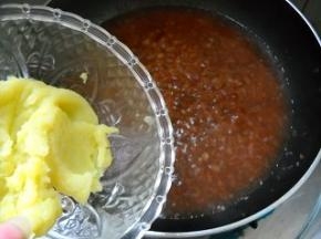 倒入土豆泥，炒匀。