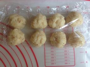 馅料分成8份，搓圆，盖保鲜膜，备用