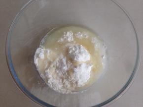 做水油皮，将水、油、糖和面粉放盆里