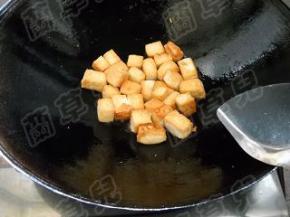 小火煎制微黄。