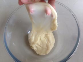 和至水油皮光滑，能拉出薄膜最好，分量多的话可以用面包机操作，更容易。盖保鲜膜，放冰箱松驰30分钟