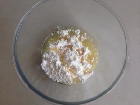 做油酥，将油酥材料都放进碗里