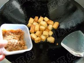 加入黑椒汁，淋入适量高汤，烧开，焖2分钟即可。