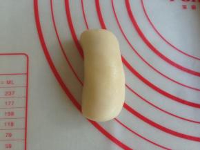 卷起，盖保鲜膜松驰15分钟