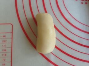 卷起，盖保鲜膜松驰15分钟