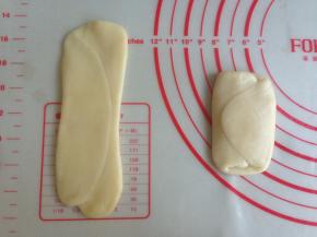 松驰后的油酥皮压扁，用擀面棍擀长