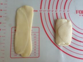 松驰后的油酥皮压扁，用擀面棍擀长