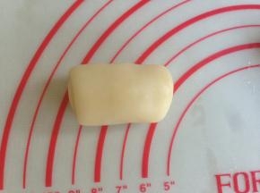 卷起，收口朝下，盖保鲜膜松驰20分钟