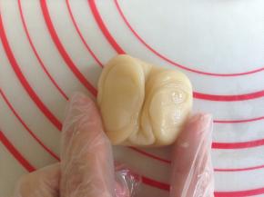 用拇指在中间压一下，对折，压扁