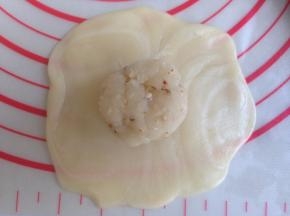 擀成圆形面片，中间放入馅料