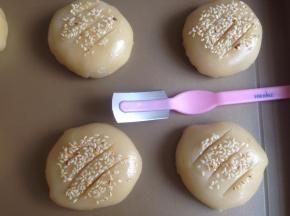 用刀在饼上割3个口子