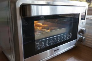 放进已经提前预热190度的东菱K40C烤箱中下层，烘烤20分钟