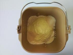 再白砂糖和酵母对角倒入，启动搅拌功能揉到扩展