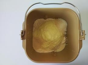 再白砂糖和酵母对角倒入，启动搅拌功能揉到扩展