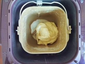 后盐后油法，倒入盐揉至吸收