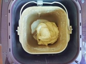 后盐后油法，倒入盐揉至吸收