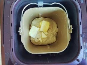 再倒入黄油揉至完全阶段，可以拉出薄膜即可