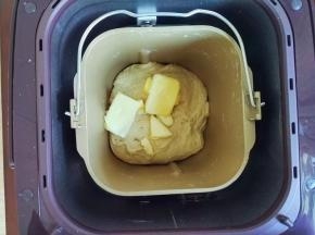 再倒入黄油揉至完全阶段，可以拉出薄膜即可