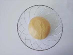 把面团拿出来握出光滑面，放在温暖处，开始一发