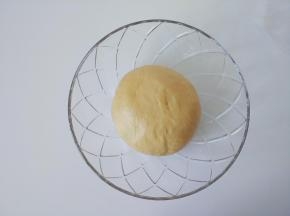 把面团拿出来握出光滑面，放在温暖处，开始一发