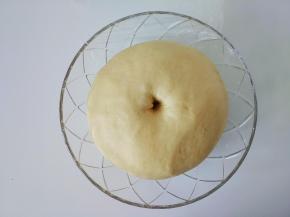 面团发酵至2倍大，手指戳入不回缩不塌即可