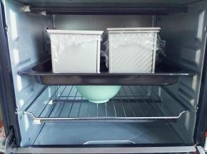 开始二发，建议烤箱发酵：温度30-35度加一碗热水，温度和湿度重要