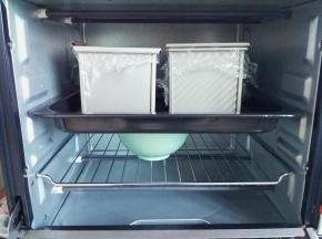 开始二发，建议烤箱发酵：温度30-35度加一碗热水，温度和湿度重要