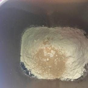 加入面粉和酵母
